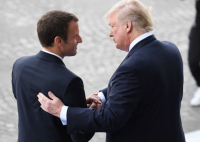 Baisse de la popularité de Macron qui aime la main de Trump