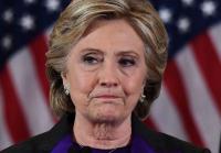 Clinton accuse le FBI de lui avoir porté un coup 
