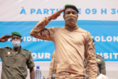 Le colonel Goïta “dame le pion” à Macron au Mali 