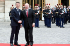 Vladimir Poutine accueilli avec faste en France