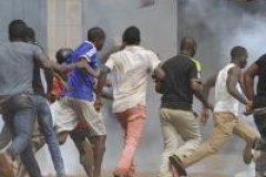 La rue presse, le gouvernement guinéen recule