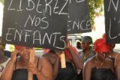 Des femmes de l'UFDG marchent pour la libération des militants