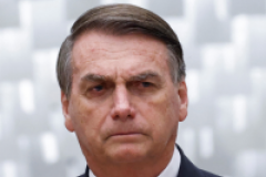 Le président du Brésil quitte le pouvoir en pleurant