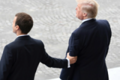 Macron "aime tenir ma main” dit Trump