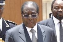 Mugabe réapparaît après des rumeurs sur sa mort 