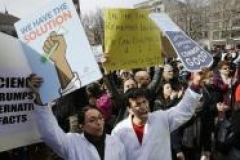Des scientifiques manifestent contre Trump à Boston