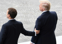 Macron "aime tenir ma main” dit Trump