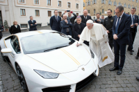 Le pape donne sa Lamborghini aux projets caritatifs