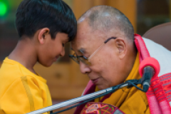 Le Dalaï-Lama demande a un enfant de sucer sa langue 